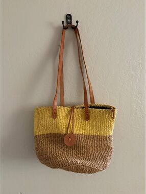 Straw tote bag